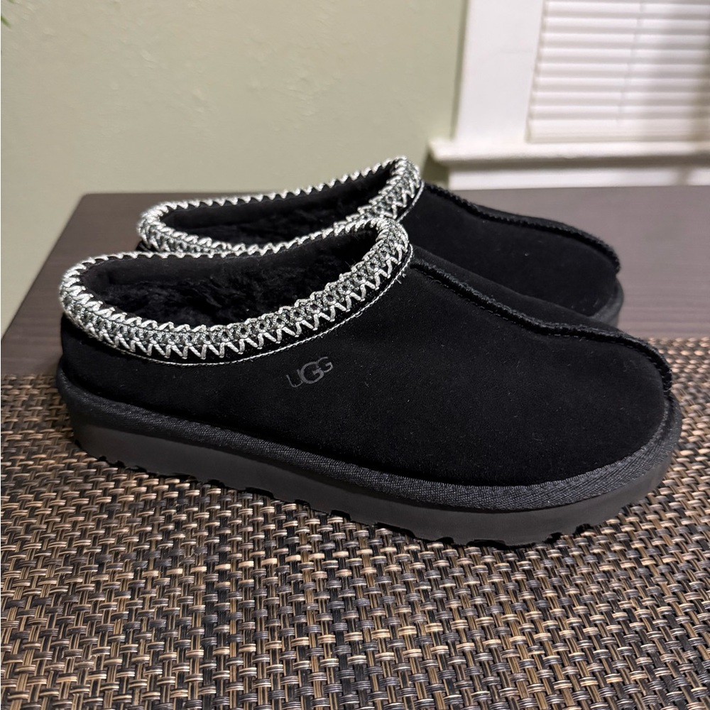 UGG Black Slippers with White Detailing - Picture 3 of 10